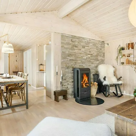 Modernized Near Slopes With Deck Views *