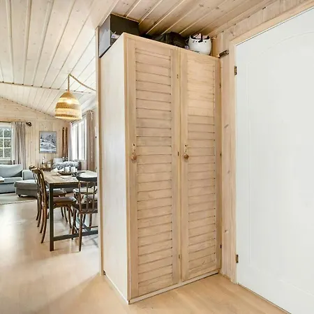 Modernized Near Slopes With Deck Views *