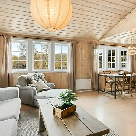 Modernized Near Slopes With Deck Views