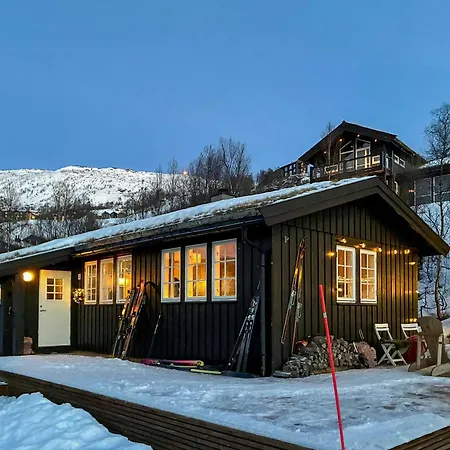 Modernized Near Slopes With Deck Views